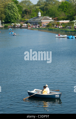 Les bateaux de plaisance sur la Serpentine dans Hyde Park, près de le Lido bar café à Londres, Angleterre. Banque D'Images