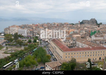 Corfou, Grèce. Octobre. Toits et parc à côté du Vieux Port. La ville de Corfou. Vu depuis le Fort Vénitien. Banque D'Images