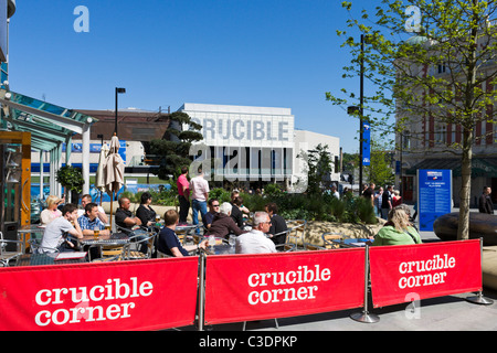 Creuset Corner Bar en face de théâtre Crucible sur dernier jour de World Snooker Championship 2011, Tudor Square, Sheffield, Royaume-Uni Banque D'Images