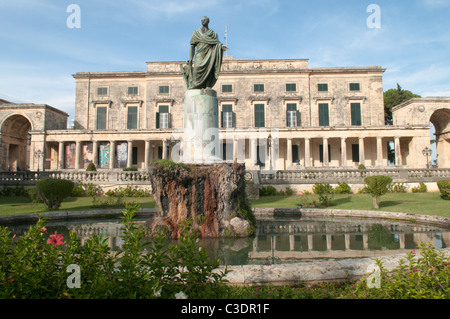 Corfou, Grèce. Octobre. Statue de Sir Frederick Adam devant le Palais de St Michel et St George. Banque D'Images