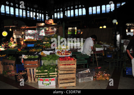 L'homme en blouse blanche balayant le sol sur le côté d'un marché de fruits et légumes au marché Central, Santiago, Chili Banque D'Images