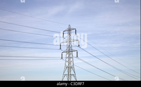 Le pylône d'électricité bleu ciel. Grand pylône coup de pied contre le bleu ciel avec des câbles situés à gauche et à droite Banque D'Images