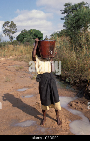 La Tanzanie. Femme d'aller chercher de l'eau d'une petite source d'eau dans la région de kondoa. Banque D'Images