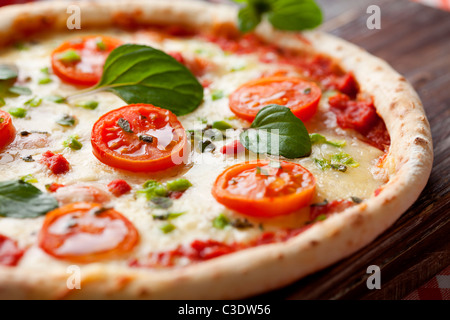 Pizza italien frais, avec des tomates, mozzarella et poivron vert Banque D'Images