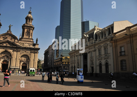 Les gens, la police, kiosque touristique, Correo Central avant, Cathédrale Métropolitaine, gratte-ciel de verre, Plaza de Armas, Santiago, Chili Banque D'Images