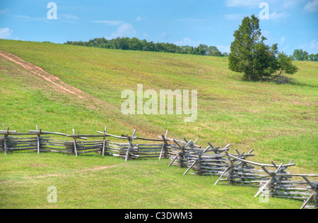 Image HDR de split clôture qui longe le bas de la colline derrière la maison en pierre, Manassas National Battlefield. Banque D'Images