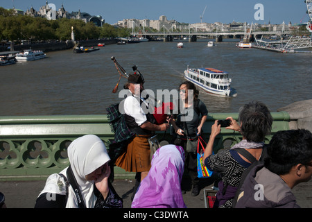 Cornemuse sur le pont de Westminster à Londres Banque D'Images