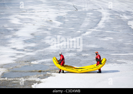 Les sauveteurs de l'eau, le port d'équipement de survie en eau froide sur un exercice, la rivière Assiniboine, Winnipeg, Manitoba, Canada. Banque D'Images