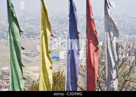 Vue sur Katmandou sur 5 drapeaux de prière Tibetains. Banque D'Images