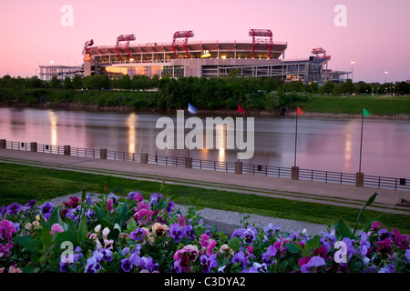 Pensées de l'autre côté de la fleur de la rivière Cumberland Nissan Stadium - Accueil des Tennessee Titans NFL team Nashville, États-Unis Banque D'Images