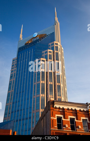 La construction de tours d'AT&T sur les bâtiments historiques et l'honky-tonks le long de Broadway inférieur à Nashville Tennessee USA Banque D'Images