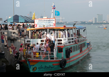 Les touristes Daytripping débarquer dans le Bali Hai Pier, Pattaya Banque D'Images