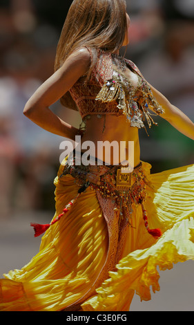 Belly dancer performing on stage Banque D'Images