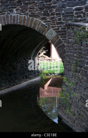 Réflexions dans Bull Run Creek à travers une arche du Pont de pierre historique sur le Manassas National Battlefield. Banque D'Images