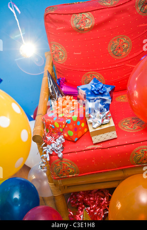 Chaise rouge avec décorations de fête Banque D'Images