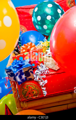 Chaise rouge avec décorations de fête Banque D'Images