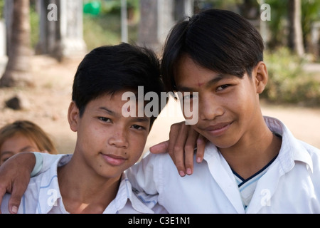 Deux adolescent asiatique temple garçons vivant dans la pauvreté profitent de leur amitié à Kratie, au Cambodge. Banque D'Images