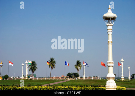 Un groupe de drapeaux et des candélabres sont sur l'affichage à la promenade Riverside sur le Mékong à Phnom Penh, Cambodge. Banque D'Images