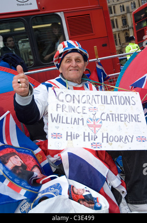 Fier Terry royaliste Hutt des camps à l'extérieur de l'abbaye de Westminster à la veille du mariage du prince William à Kate Middleton Banque D'Images