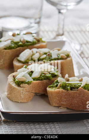 Tranches de pain ciabatta préparés frais pesto de roquette a servi comme apéritif italien Banque D'Images