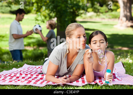 Mère et fille s'amusant Banque D'Images