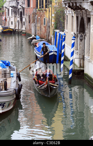 Deux femmes faire un tour de gondole, Venise, Italie Banque D'Images