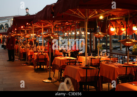 Restaurants le long du Grand Canal, Venise, Italie Banque D'Images