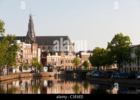 Grote Kerk / Saint Bavokerk, rivière Spaarne, Haarlem, Pays-Bas Banque D'Images