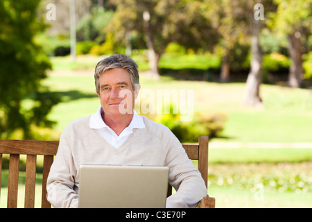Senior man working on his laptop Banque D'Images