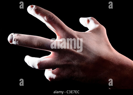 La craie sur un rock Climber's hands Banque D'Images
