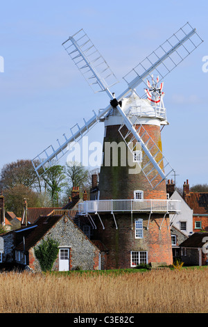 Le célèbre moulin, Norfolk Claj suivant la mer, en Angleterre Banque D'Images