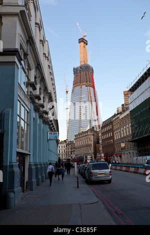 Le tesson de verre gratte-ciel en construction. Prises de Southwark Street, Southwark, London, England, UK. Banque D'Images