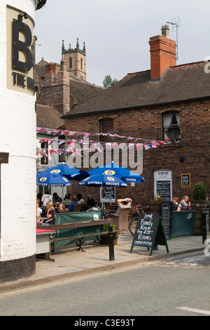 Jardin de bière le White Hart public house dans Shifnal Shropshire Banque D'Images