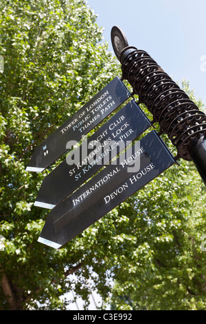 Signpost, St Katherine's Dock, London, UK. Banque D'Images