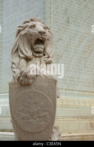 La Géorgie, la savane. Parc Chippewa, statue de lion décoratif holding protection avec écusson de la ville. Banque D'Images