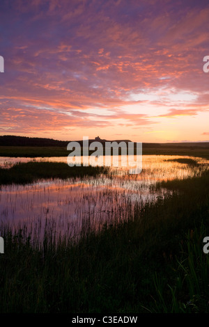 Coucher du soleil reflétée dans Bunduff Lough, Mullaghmore, Comté de Sligo, Irlande. Banque D'Images