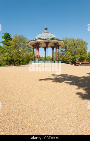 Le kiosque au milieu de Clapham Common, Lambeth, London, England, UK. Banque D'Images