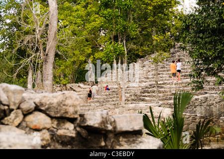 Étapes de la Iglesia à Coba, un grand site Maya du Mexique sur la péninsule du Yucatan à proximité de la plus célèbre les ruines de Tulum. Niché entre deux lacs, Coba est évaluée à la maison pour au moins 50 000 résidents à son pic précolombiennes. Banque D'Images