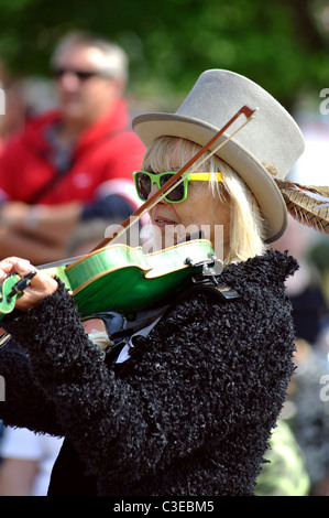 Femme Morris dance musicien à jouer du violon à l'anniversaire de Shakespeare, Stratford-upon-Avon, Royaume-Uni Banque D'Images