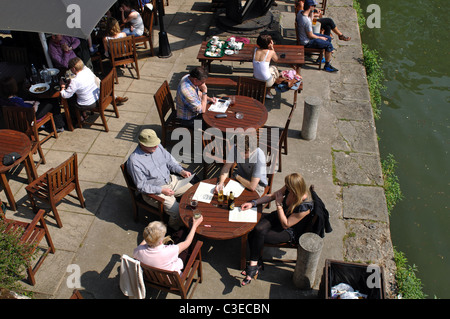 Les gens assis à l'extérieur de la tête de la rivière pub Oxford, UK Banque D'Images