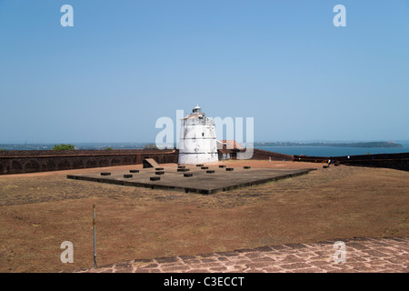 Phare d'Aguada à Fort Aguada sur la rivière Mandovi. Banque D'Images