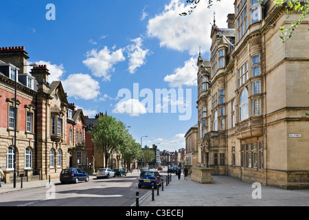 Vue vers le bas de la rue du bois avec l'hôtel de ville à droite, civique, trimestre, Wakefield, West Yorkshire, Royaume-Uni Banque D'Images