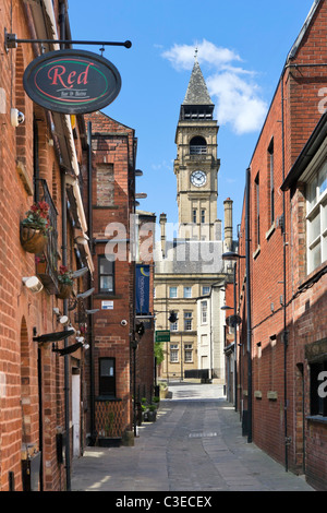 Vue de la tour de l'horloge de l'hôtel de ville de George et de cour de la Couronne civique, trimestre, Wakefield, West Yorkshire, Royaume-Uni Banque D'Images