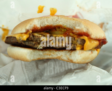 Un McDonalds cheeseburger. Banque D'Images