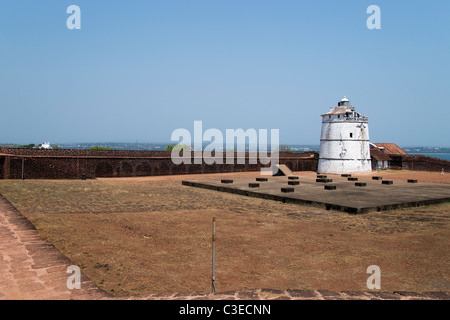 Phare d'Aguada à Fort Aguada sur la rivière Mandovi. Banque D'Images