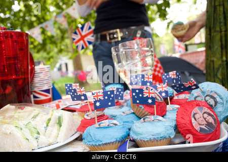 Fairy cakes avec une photo de William et Kate pour un thé à un pique-nique sur le Mall pour un groupe de supporters néo-zélandais. royal Banque D'Images