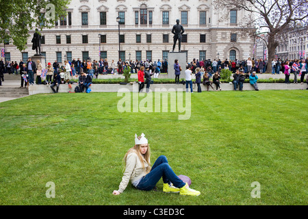 Une jeune femme portant une couronne d'or vit seule dans la place du Parlement le jour du mariage royal entre le Prince William et Kate Banque D'Images