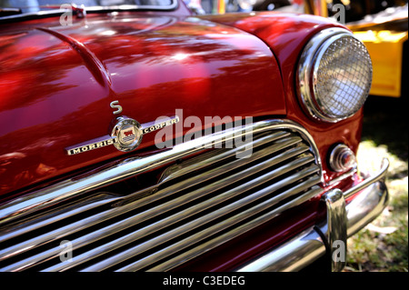 Red Morris Mini Cooper S, une voiture à moteur britannique classique. Banque D'Images