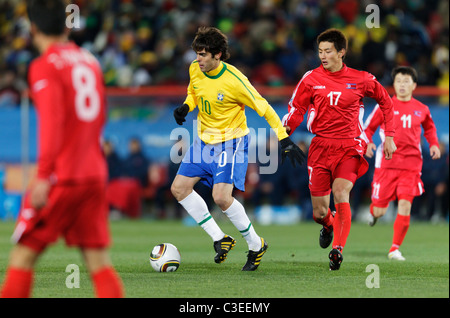 Kaka du Brésil (10) contrôle la balle contre Yong Hak un de la Corée du Nord (17) au cours d'une Coupe du Monde FIFA 2010 match de football. Banque D'Images