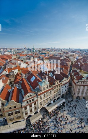 La place centrale de la vieille ville de Prague, les tuiles rouges des toits, République Tchèque Banque D'Images